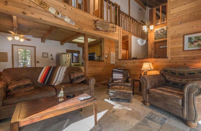 Black Bear Cabin in Homewood - walk to lake