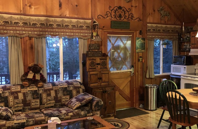 Black Bear Cozy Chalet, Lakeview, kayaks available for use