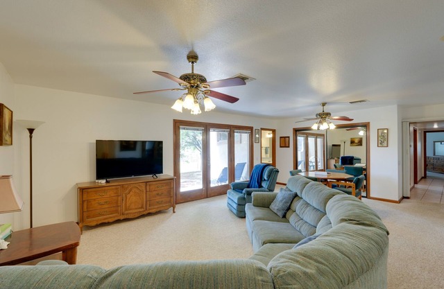 Black Canyon City Retreat w/Mountain Views!