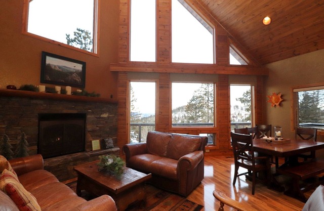 Black Hills Cabin-Great Views, Internet ,Ht Tub, Pool Table, 70' TV