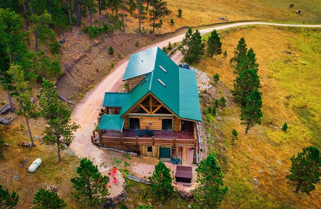 Black Hills GETAWAY- Alpine Prairie Lodge- Beautiful Log Cabin on 8 acres.