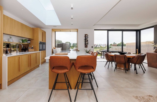 Black Pearl - a luxurious new home in Bosham, 20 mins from Goodwood