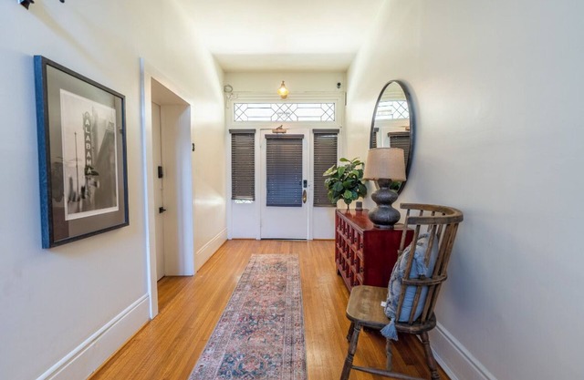 Black Velvet Suite in Highland Park, King Bed, Walkable to Rojo and More!