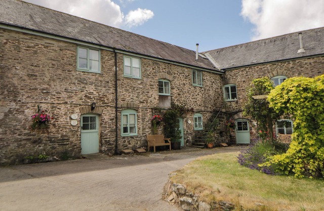 BLACKBERRY COTTAGE, pet friendly, with a garden in Slapton