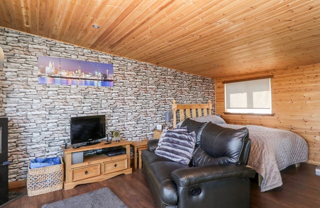 BLACKBRAE CABIN, romantic, luxury holiday cottage in Coatbridge