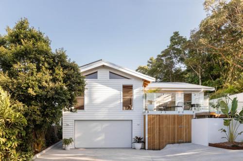 Blackbutt House - Luxe Retreat With Pool and Sauna