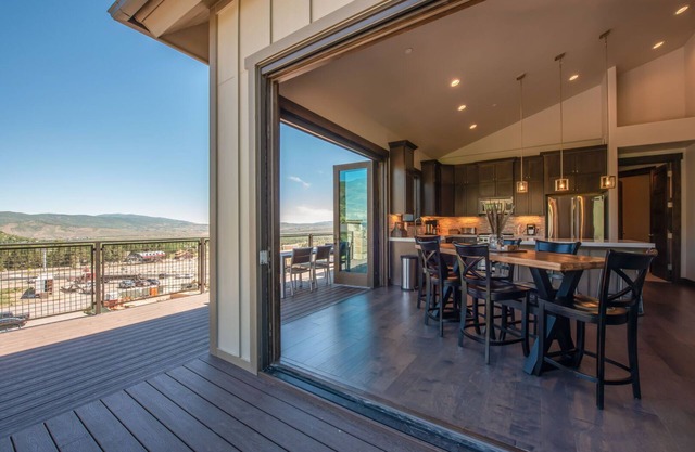 Blackstone Luxury Top Floor 2br, Walk to Skiing at Cabriolet, Shared Pool and Hot tub, Mountain View