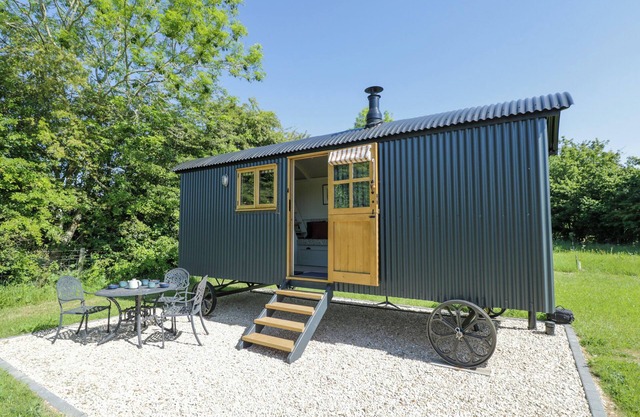BLACKTHORN, with pool in Witney