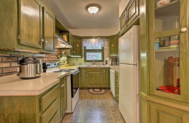 Blakeslee Hideaway w/Lake Access: 3 Mi to Ski!