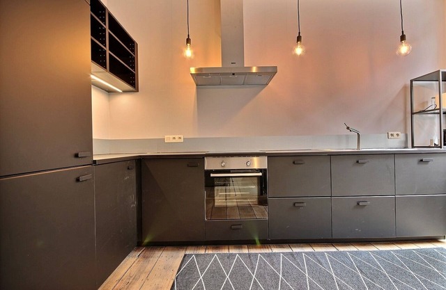 Blink 5 - Pretty modern studio in the center