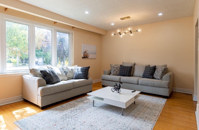 Bloor Paradise - 4 bed/2 bath + Parking & Wi-fi