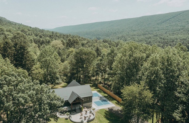 Blue Creek Chalet with luxurious beds, pickleball, hot tub, fireplace, pool table & more