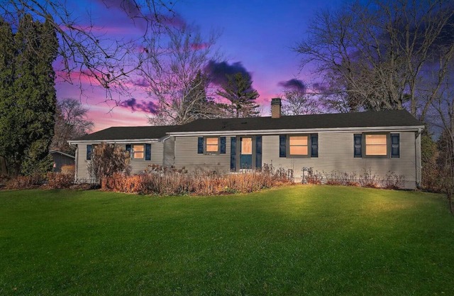 Blue Door Cottage ranch home 3 Bed/2 Bath & private hot tub on an acre