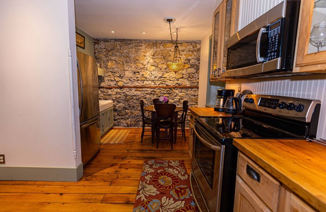 Blue Door Inn- Upper Apartment
