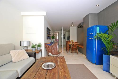 Blue fridge apartmen · Blue fridge apartmen · Ideal for couples, near beach and well connected