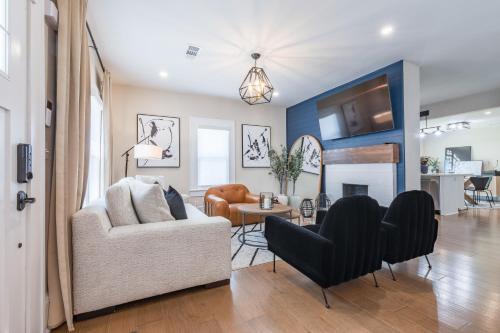 Blue Haven ATL Modern 4 Bedroom Retreat with Deck 10 Minutes to Downtown