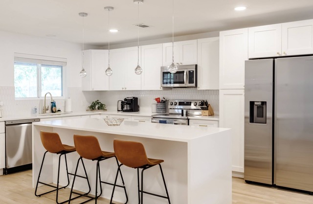 Blue Haven | NEW | Sleeps 8 | Downtown Georgetown