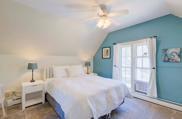 Blue Iris House - Your Charming Lake City Retreat