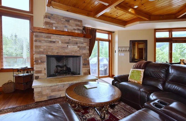 Blue Mountain-Luxurious BlueSki George Chalet, Hot Tub, Pool, Gas Fireplace