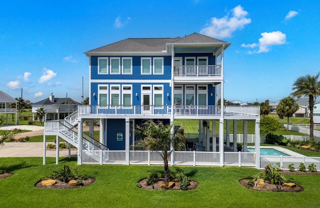 Blue Pearl - Private pool & 5 mins from the Beach!