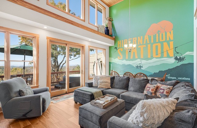 Blue Ridge Home with Views-Hot Tub-Gameroom/Close to Skiing-Hiking-Asheville!