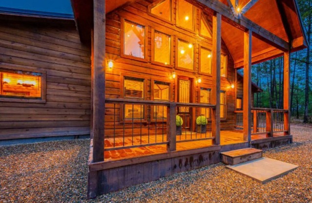 Blue Sky Luxury 2-bedroom cabin just a few minutes from State Park
