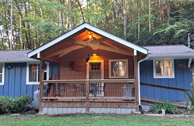 Blue Smoke Cottage - Comfortable Cottage in the Mountains - Hot Tub - Fireplace
