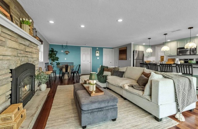 Blue Waters Cottage - 3bd, Lakefront with Hot Tub!