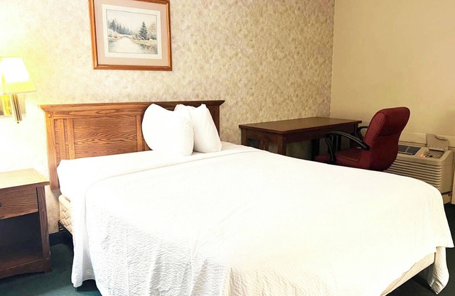 Blue Way Inn and Suites Lacrosse - 1 King Bed Non Smoking