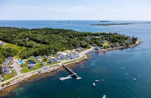 Bluebird Ocean Point Inn | King Cottage Suite | Pet-Friendly with Free Dog Treat