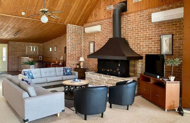 Bluebush Estate - The Lodge - Group Accommodation at it's Best!