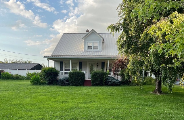 Bluegrass Bliss, farmhouse on acreage with pool