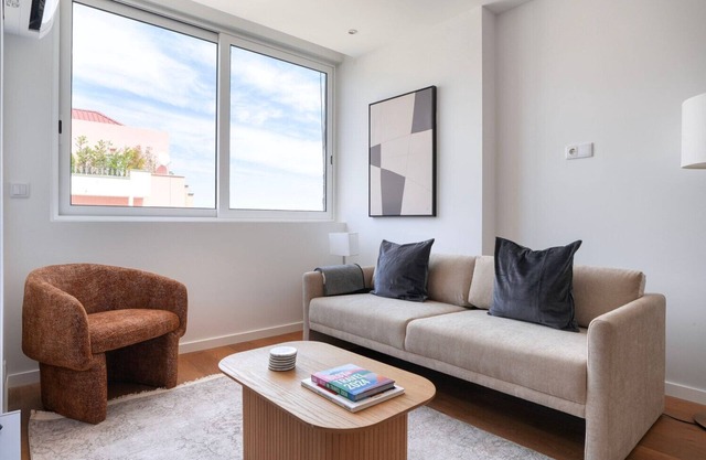 Blueground | Alvalade, turnkey home + kitchen