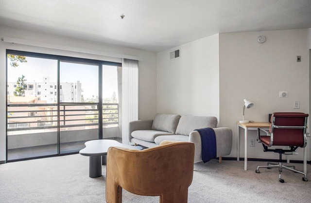 Blueground | Studio City, jacuzzi, nr Lake