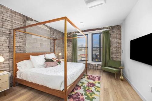 BlueJay Hotel