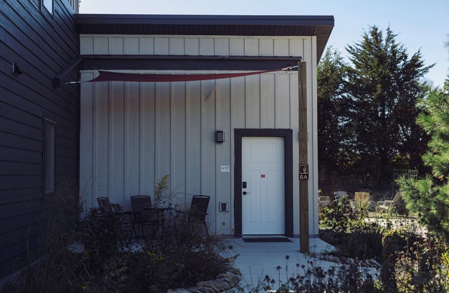 Bluffside Gardens Redbud Series 8A - Pet Friendly