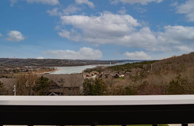 Boat Slip Included, Free SDC Tickets, Close to Silver Dollar City, Lake Views!