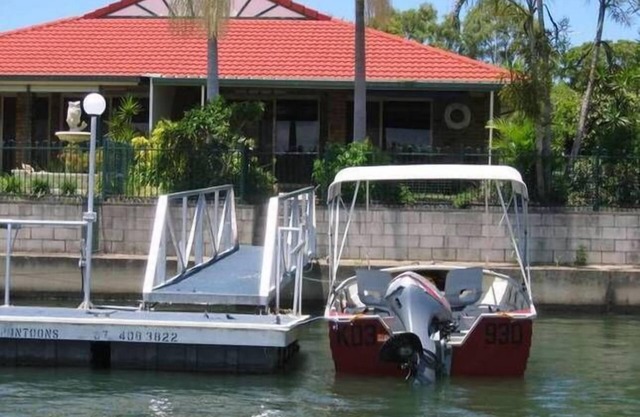 BOATHOUND PACIFIC HARBOUR On The Canal and Pet Friendly