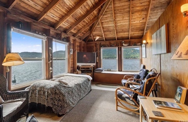 Boathouse Apartment on 4th Lake