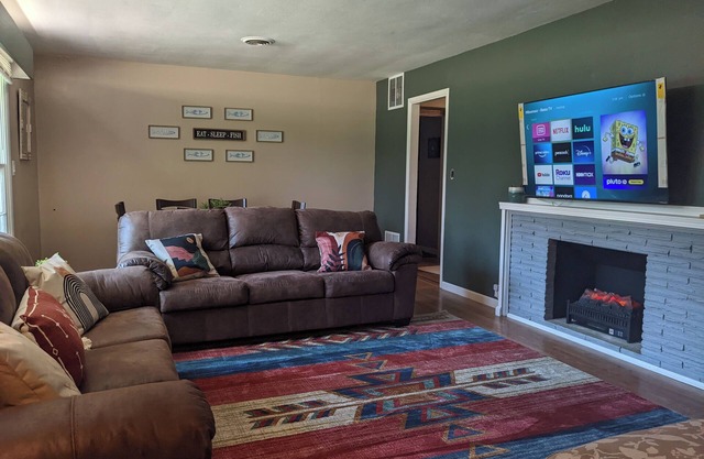 Bohemian Bungalow + Game Room + Large Yard + Boat Parking