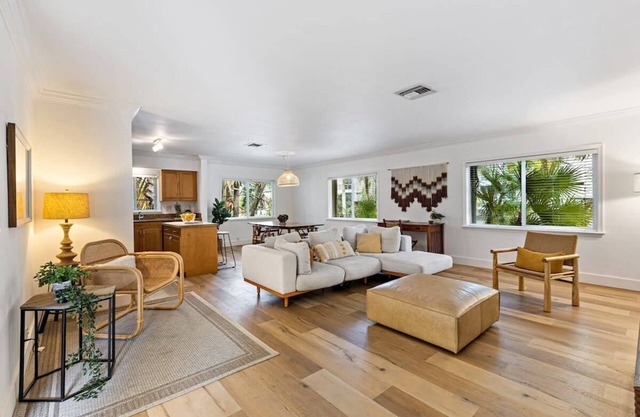 Bohemian Condo Near Las Olas and Beach