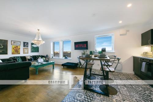 Bohemian Raphsody Apartment ✪ Grampian Lettings Ltd