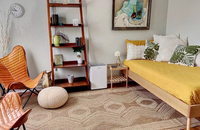 Boho Charm, Historic 1br -Steps to downtown