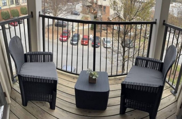 Boho chic condo 5 min to downtown gated community free parking pool