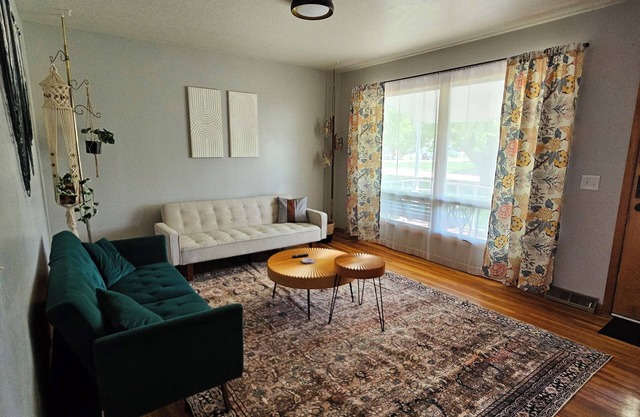 Boho House- 4 bedrooms/2 bath - just outside of Sioux City, close to everything!