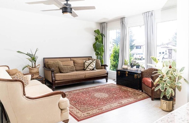 Boho Oasis, 3000 sq ft, hot tub, 20 min. to the beach!