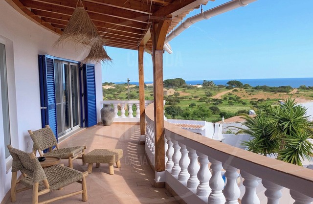 Bohovilla mit Meerblick und Pool