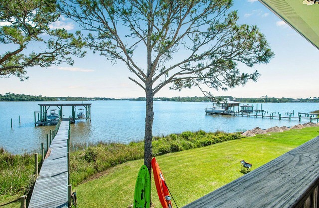 Bon Bay House. WATER FRONT. BOATING. FISHING. Dolphin Watching.