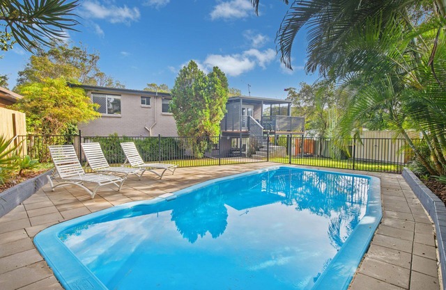 Bonny Beach House - Accommodation with Pool 350 Metres To Rainbow Beach