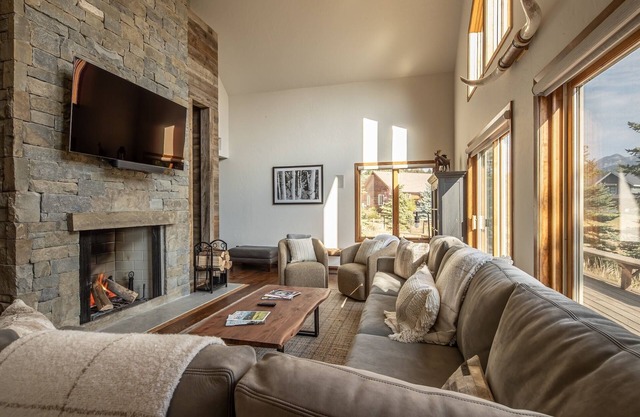 Book for Winter! Spacious Home near Town Center with Hot Tub! Mountain Views!